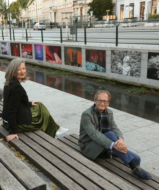 Die Neos-Mandatare vor einer Gacilly-Fotowand am Josefsplatz. Sie fordern ein neues Nachdenken über die Organisation und Förderung des Festivals. | Foto: Neos