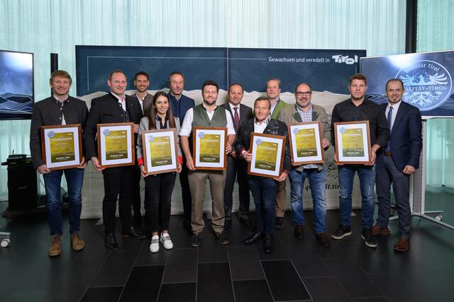 LH Stv. Josef Geisler, NR Josef Hechenberger, Klaus Plank (WK Tirol) und GF Matthias Pöschl (AMTirol) freuen sich mit den Bezirkssiegern des Projektes „Bewusst Tirol“.  | Foto: © AMTirol / Franz Oss