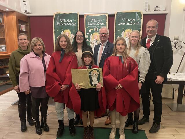 Christkind und Hauptengel zusammen mit der Jury: Katrin Maschke, Petra Krämmer, Sarah Katholnig, Reinhard Rohr, Chantal Buschung und Martin Mayerhofer (v.l.n.r.). | Foto: meinBezirk.at