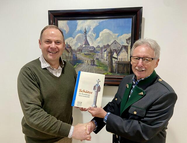 Von links: Bürgermeister Josef Rathgeb und Autor Fritz Wimmer. | Foto: Wimmer