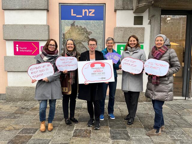 Von links: Margit Schönbauer (autonomes Frauenzentrum), Grete Rackl (Frauenhaus Linz), Frauenstadträtin Eva Schobesberger, Jutta Reisinger (Frauenbeauftragte der Stadt Linz) , Brigitta Schmidsberger, Personaldirektorin der Stadt Linz und Eva Schuh (Gewaltschutzzentrum OÖ). | Foto: Stadt Linz