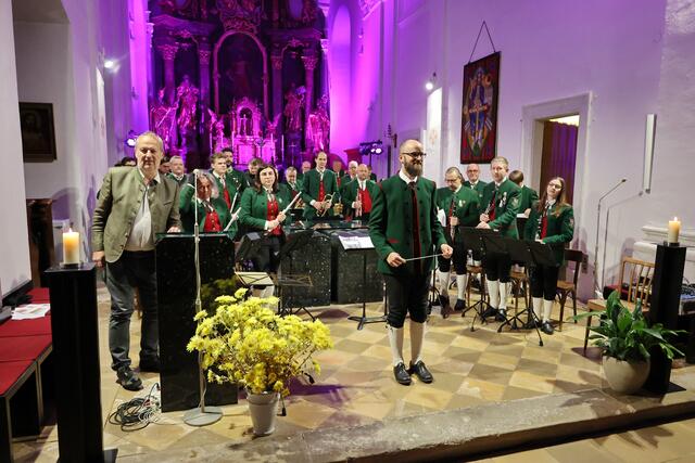 Im Mittelpunkt: Kapellmeister Georg Laller (M.) und die Grenzlandtrachtenkapelle Mureck.  | Foto: RegionalMedien
