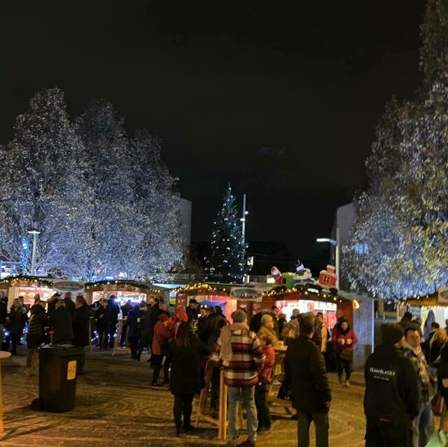 Bereits am ersten Eröffnungstag war der Adventmarkt gut besucht. | Foto: BV 11