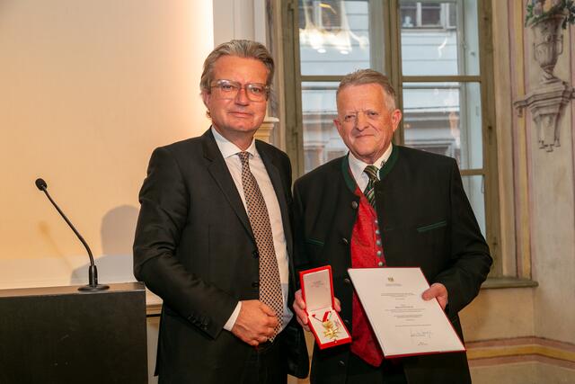 Alois Fötsch erhielt von LH Christopher Drexler das Goldenen Verdienstzeichen der Republik. | Foto: privat