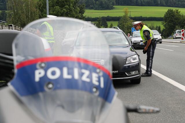 Am Vormittag des 23. Novembers 2022 sei eine Verkehrsstreife auf der Tauernautobahn (A10) auf einen Pkw mit auffälliger Fahrweise aufmerksam geworden. ;Symbolbild: Verkehrskontrolle | Foto: Franz Neumayr