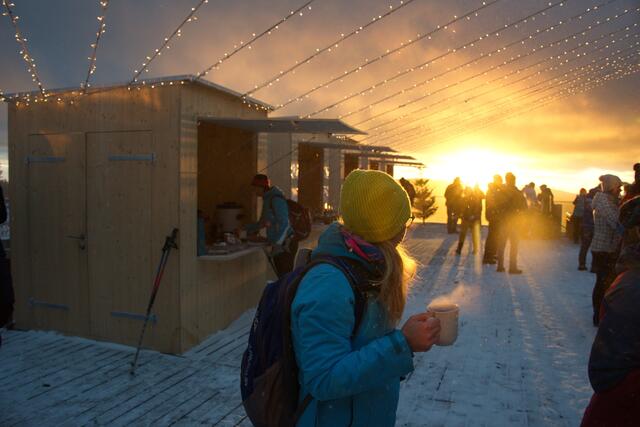 2019 fand der erste Bergadvent am Stuhleck statt, dann kam Corona. Heuer gibt es ihn wieder – den höchstgelegenen Christkindlmarkt der Staiermark. | Foto: Bergbahnen Stuhleck/grafik.at