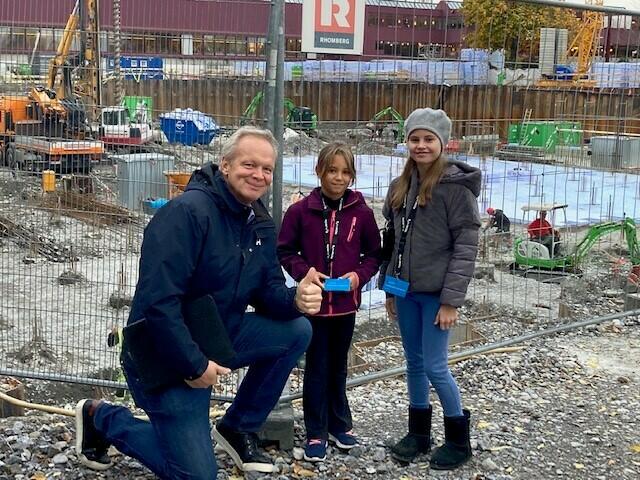 Bauleiter Christian Freuis mit den Kinderreporterinnen Madeline und Ella | Foto: Stadt Bregenz