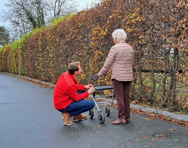 Auch der Umgang mit dem Rollator will geübt sein.  | Foto: Stefan Konrad 