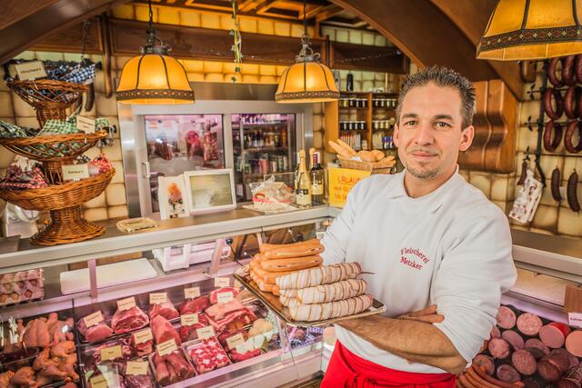 Köstlichkeiten selbst gemacht. Christian Metzker im Verkaufsraum seines Betriebes in Hernals. | Foto: Metzker