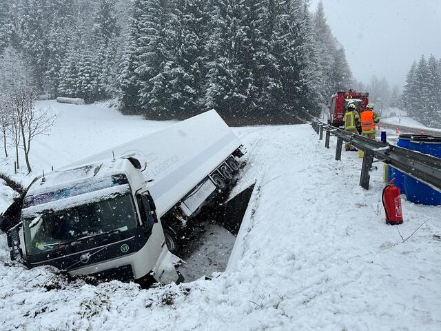Schnee-Unfall: Lkw stürzte bei Hochfilzen in den Bach, Diesel floss in Fischzucht - Kitzbühel