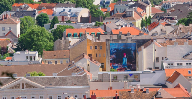 Werner Filak fotografierte ein symbolträchtiges Szenario: Seit Jahren beschäftigt das Fotofestival La Gacilly die Stadt Baden. Einerseits ist es das größte Open Air-Fotofestival Europas, andererseits werden seit Jahren die intransparenten Geldflüsse kritisiert. | Foto: Werner Filak