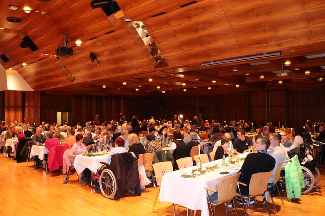 Der Landecker Stadtsaal war beim Kathreintanz der Lebenshilfe gut besucht. | Foto: Othmar Kolp