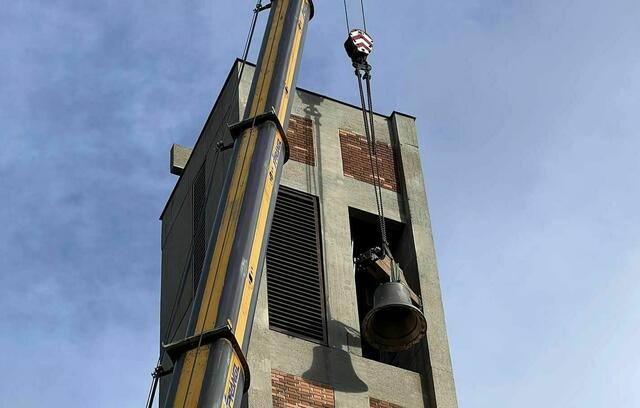 Am Montag wurde die neue Glocke in den Pfarrturm gehoben. | Foto: Pfarre Pötzleinsdorf
