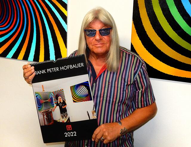 Das war vor einem Jahr: Frank Peter Hofbauer mit seinem Kunstkalender für 2022. | Foto: Hofbauer