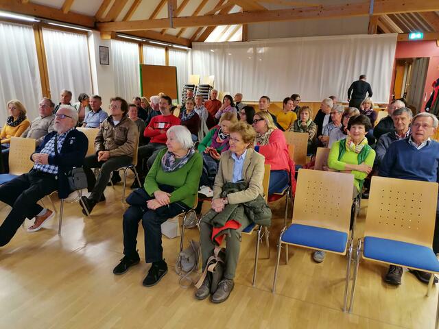 Mit großer Neugier verfolgten die Gäste die Multimedie-Veranstaltung.  | Foto: Karl Lenz