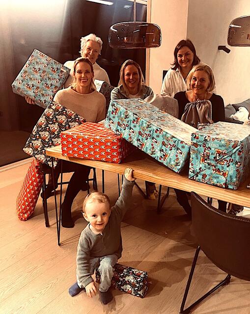 Ehrenamtliche Christkindln beim Verpacken der Geschenke: Christl Schneider, Cornelia Maurer-Embacher, Michaela KasperFurtner, Nina Hipfl-Reisch, Irene Obermoser. | Foto: privat