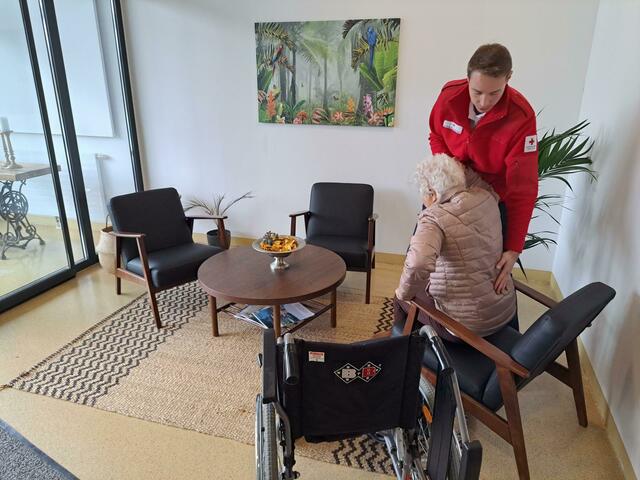 Vom Sessel in den Rollstuhl – auch jene Handgriffe müssen im Alltag sitzen. Stefan Konrad zeigt es vor.  | Foto: Stefan Konrad 