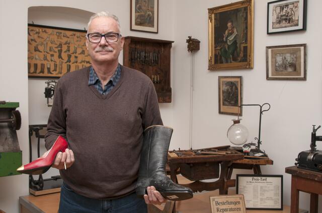 Raimund Neubauer mit der Fußbekleidung von Marilyn Monroe und Kaiser Franz-Josef | Foto: Wolfgang Unger