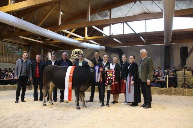 Der Gesamtsieg bei den Jungzüchtern ging an Jasmin Jenewein aus Vals mit ihrem Jungrind Gloria! | Foto: privat