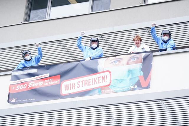 Personal der Corona-Intensivstation im Spital "Göttlicher Heiland" protestierte am Mittwoch. | Foto: EVA MANHART / APA / picturedesk.com