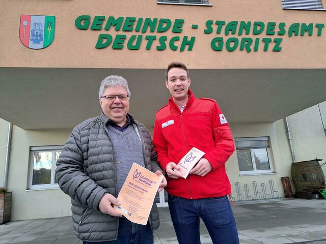 Stefan Konrad mit Bürgermeister Heinrich Tomschitz.  | Foto: Stefan Konrad 