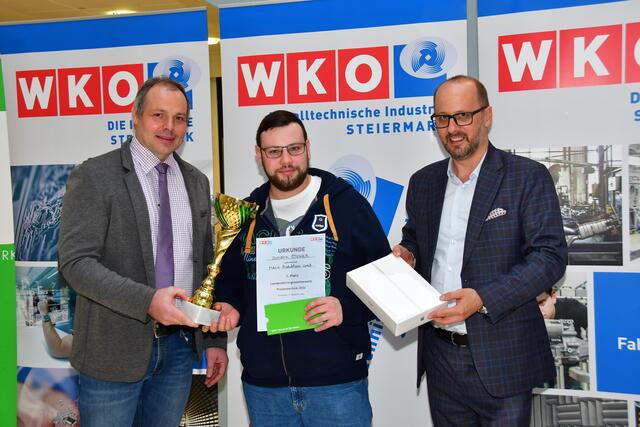 Manfred Schicker (Berufsschuldirektor-Stellvertreter, links) und Helmut Röck (Geschäftsführer der Wirtschaftskammer Steiermark) gratulierten Dominik Steiner zum Sieg. | Foto: Foto Koch Knittelfeld