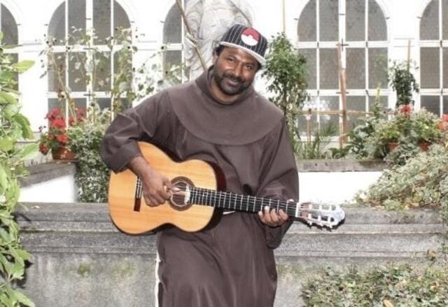 Pater Sanesh: der singende, rappende und jodelnde Pater | Foto: KK