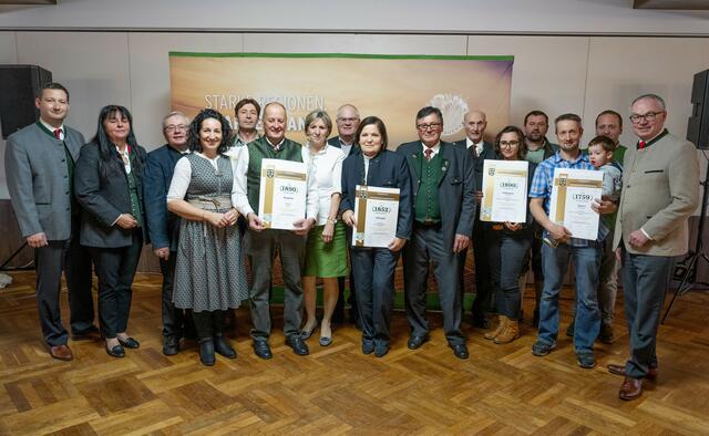 Personen am Foto v.l.n.r.: Bauernbunddirektor Paul Nemecek, Gemeindebauernratsobfrau Natschbach-Loipersbach Christa Fuchs, Teilbezirksbauernratsobmann Neunkirchen Peter Rottensteiner, Abgeordnete zum NÖ Landtag Waltraud Ungersböck, Gerhard Spiess, Herbert und Monika Ringhofer, Bezirksbauernratsobmann Neunkirchen Thomas Handler, Evelyn und Johann Fürtinger, Otto Stadlmann, Doris und Thomas Stadlmann, Bernhard und Matthias Küberl, Gemeindebauernratsobmann Puchberg am Schneeberg Johann Jahrl, Landeshauptfraustellv. Stephan Pernkopf | Foto: Erich Marschick
