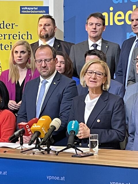 Die ÖVP Niederösterreich stellt die letzten Weichen für die Landtagswahl. Landeshauptfrau und ÖVP NÖ Chefin Johanna Mikl-Leitner und Landesgeschäftsführer Bernhard Ebner präsentieren beim Landesparteivorstand die Kandidatenliste. 43 Prozent der Kandidatinnen und Kandidaten sind diesmal Frauen. 
