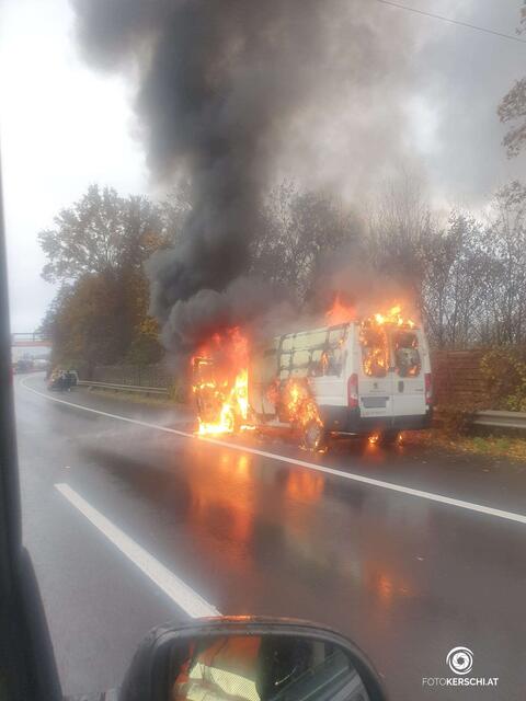 Auf der A25 geriet dieser Kastenwagen in Brand.  | Foto: TEAM FOTOKERSCHI.AT/REITHMAYR