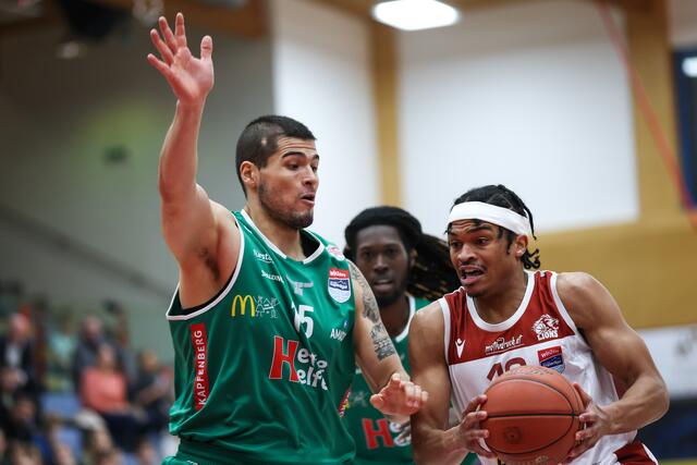 Brad Greene (vlevo) musel čtyři minuty před koncem utkání opustit hřiště s pěti fauly a 20 body. | Foto: GEPA