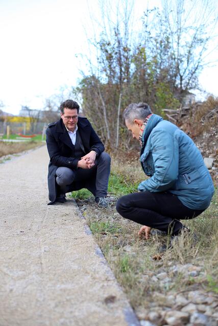 "Zentraler Bereich - Nord" der Freien Mitte eröffnet. Vor Ort machte sich Klimastadtrat Jürgen Czernohorszk (SPÖ, l.) ein Bild von der städtischen Natur im Nordbahnviertel.  | Foto: PID/Martin Votava