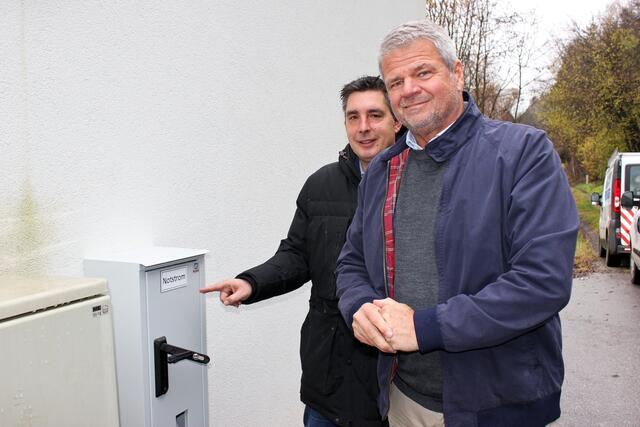 Christoph Staudacher und Gerhard Köfer bei einem der sieben Notstromaggregate | Foto: Stadt Spittal