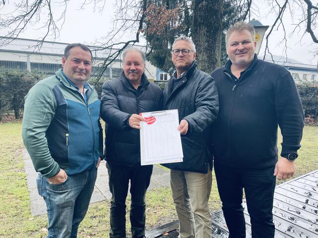 Manfred Rinnhofer, Franz Rosenblattl, Josef Budl und Jürgen Grill sammeln Unterschriften. | Foto: Hofbauer