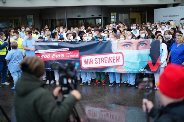 Das Personal von sechs Wiener Ordensspitäler protestierte am Mittwochvormittag vor dem Krankenhaus "Göttlicher Heiland" in Hernals. | Foto: EVA MANHART / APA / picturedesk.com