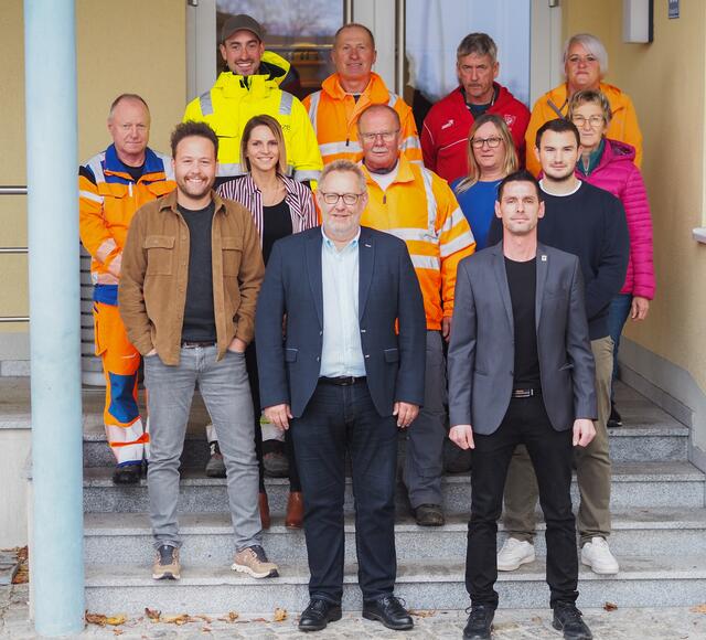 Bürgermeister Klaus Falkinger mit Johannes Brandl und den Gemeindebediensteten. | Foto: Foto: Gemeinde Kleinzell