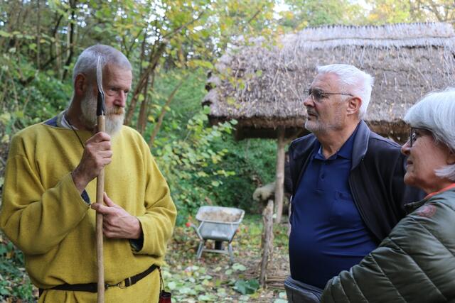 Alfons und Gerlinde Egger informieren sich im Freilichtmuseum Elsarn über die Herstellung und Verwendung von Birkenpech. | Foto: Verein Pfahlbau am Attersee