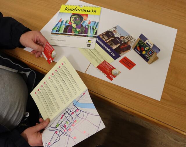 Im "Obdachlosen-Ratgeber Linz" sind alle Inhalte kurz beschrieben, wie etwa Erreichbarkeit, Kontakt, Öffnungszeiten und ein kleiner Stadtplan.  | Foto: Arge für Obdachlose