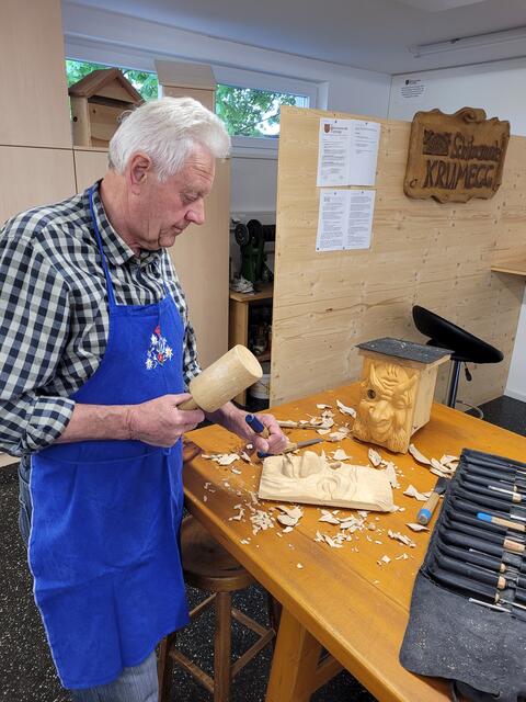 Alois Schlacher ist Obmann der 80 Mitglieder zählenden Schnitzerrunde Krumegg. | Foto: privat