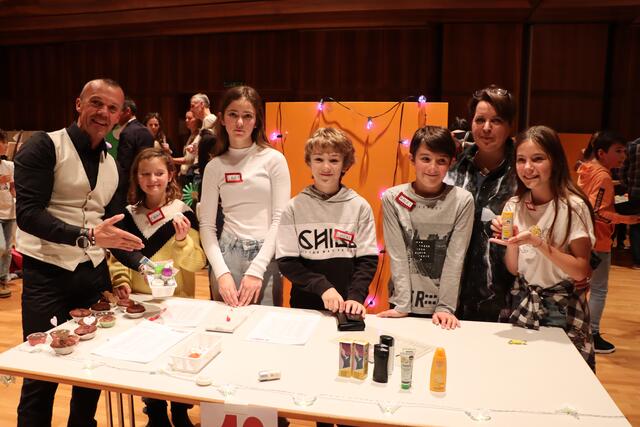 WK-Bezirksstellenleiter Otmar Ladner und Kammerfunktionärin Petra Erhart-Ruffer waren mit der heurigen "KiWi-Auflage" sehr zufrieden.  | Foto: Othmar Kolp