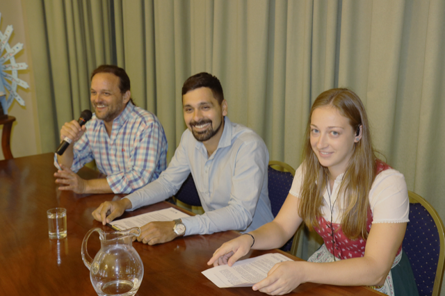 Victoria Holzer und der Argentinier Anibal Frete präsentieren die Erklärung von Buenos Aires. | Foto: Welthaus