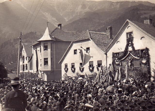 Stadterhebungsfeier im Jahr 1923: Massenandrang bei der Festmesse neben dem Gasthof Straudi. | Foto: Stadtarchiv Landeck