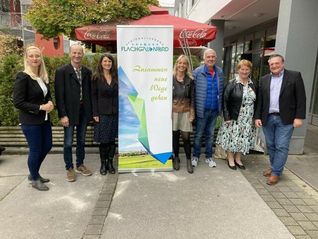 Von links: Vizebürgermeisterin Carola Schößwender (Oberndorf), Bürgermeister Franz Gangl (St. Georgen), Cathrine Maislinger, Bürgermeisterin Waltraud Brandstetter (Nußdorf), Obmann und Bgm. Werner Fritz (Göming), Bgm. Andrea Pabinger (Lamprechtshausen) und Bgm. Fritz Kralik (Bürmoos). | Foto: Regionalverband Flachgau-Nord