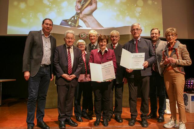 Der Seniorenbund Münzkirchen sahnte bei der Ehrung in Bad Schallerbach zwei Urkunden ab: Zum dritten Mal in Folge warb die Ortsgruppe im Bezirksvergleich die meisten neuen Mitglieder. Obmann Rudolf Langbauer (3. von links) wurde zudem als einer fleißigsten Mitgliederwerber in Oberösterreich ausgezeichnet.  | Foto: Seniorenbund 