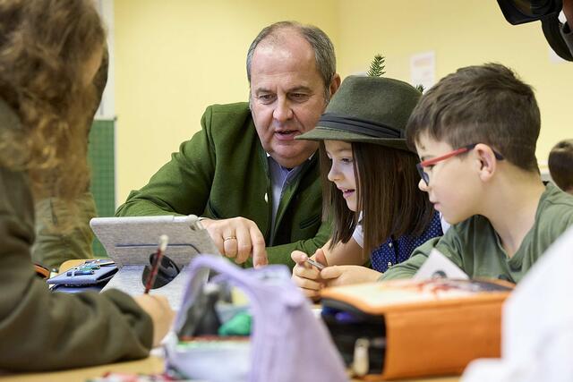 Landesjägermeister Josef Pröll pirschte mit den Schülerinnen und Schülern der 3. und 4. Klasse der Volksschule Zelking durch das „Wilde Revier“. | Foto: Georges Schneider
