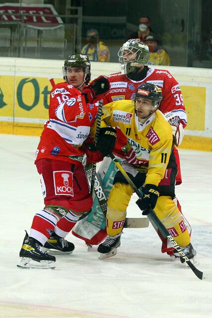 Gegen den HC Bozen gab es einen umkämpften Sieg. | Foto: Leo Vymlatil
