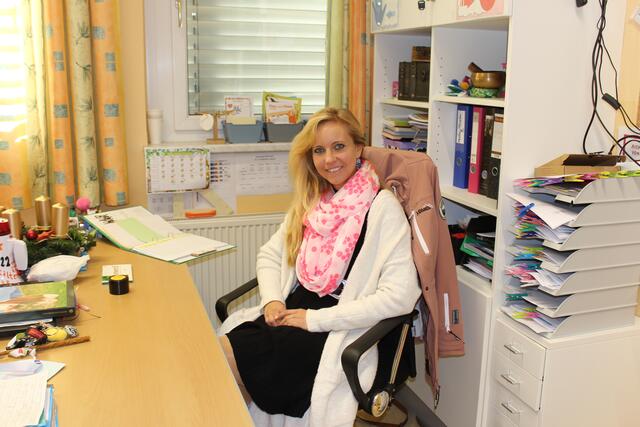 Klassenlehrerin Melanie Scherr auf ihrem Arbeitsplatz. | Foto: Löschnig