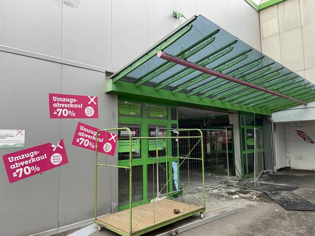 Das ehemalige Mömax-Gebäude ist in wenigen Tagen Geschichte. Eine selfstorage Firma hat das Areal samt Parkdeck erworben und will dort im Erdgeschoss ein Lebensmittelgeschäft samt Tiefgarage und Freiparkplätzen unterbringen. | Foto: Kendlbacher