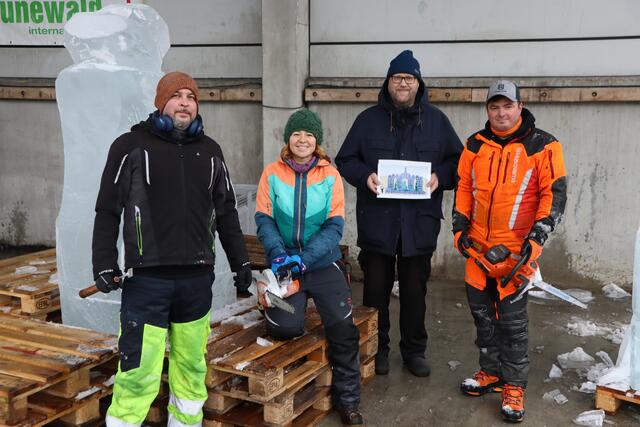 So wird die Eiskrippe aussehen: Kimmo Frosti (3.v.l.) mit Antti Pedrozo, Martina Hatzl und Martin Wölkart (v.l.) | Foto: Gerhard Langmann