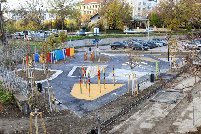 Ein Highlight für Kids ist der neuen Fahrradspielplatz im Nordbahnviertel. Dort können sie etwa auf unterschiedlichen Bodenbeläge ihr Radfahrgeschick trainieren.

 | Foto: PID/Martin Votava